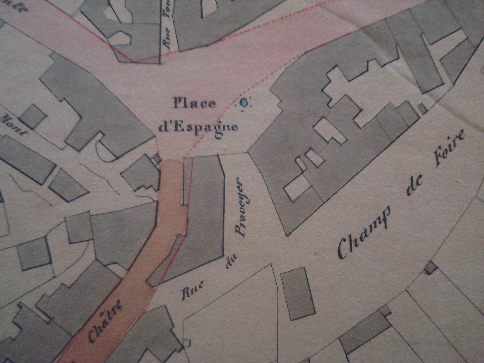 Extrait du plan de la ville d'Aubusson et de ses faubourgs dans la seconde moitié du 19e siècle, avec la place Espagne, à la rencontre de la route départementale n° 1 de Tulle à La Châtre et de la route nationale 141 de Clermont à Saintes (AN)