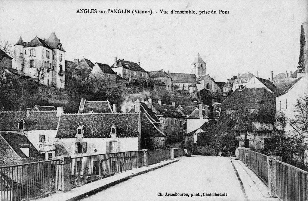 Bourg et église depuis le pont.