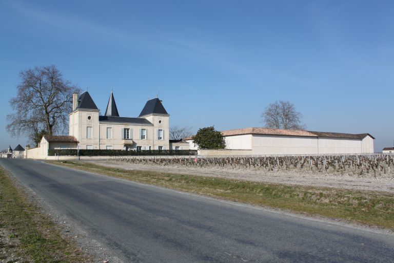 Vue d'ensemble du château et des chais depuis l'est.