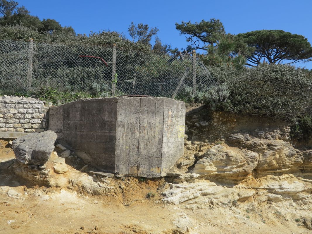 Le tobrouk au bord du sentier des Douaniers.