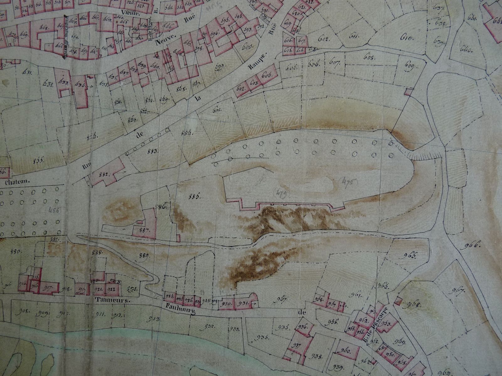 Cadastre de 1812 (AC Aubusson) montrant qu'à cette date, aucune construction ne s'élevait encore sur les flancs du rocher.