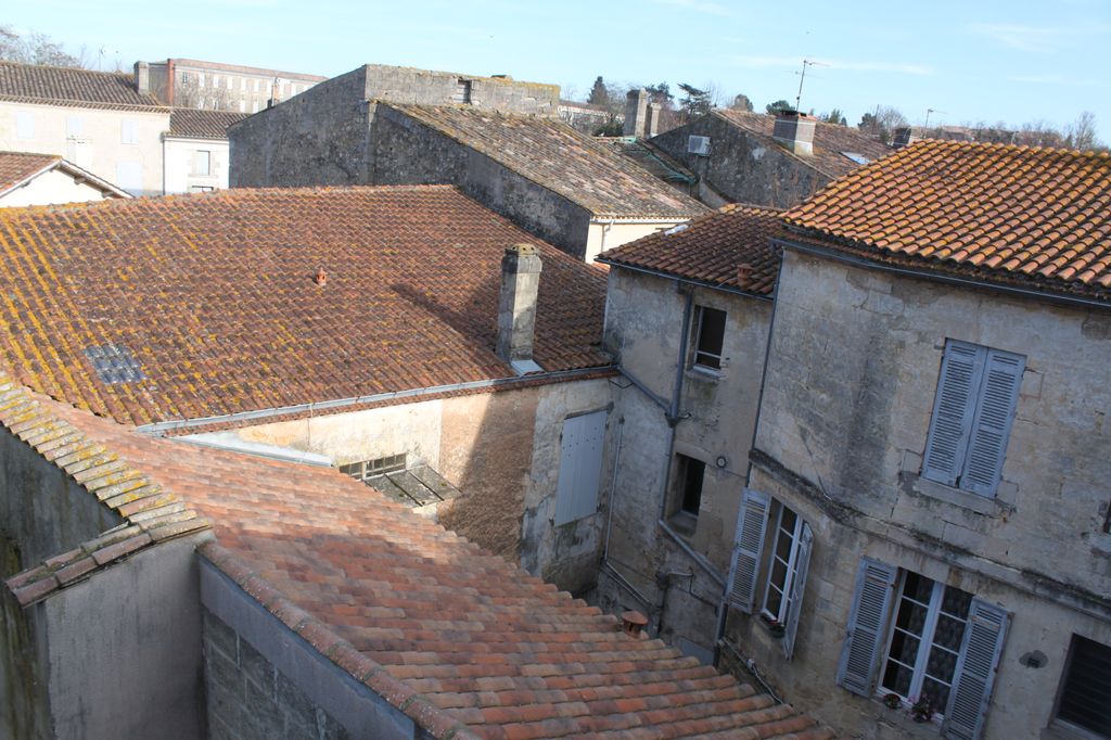 Vue de la cour depuis le dernier niveau de la maison voisine, au nord.