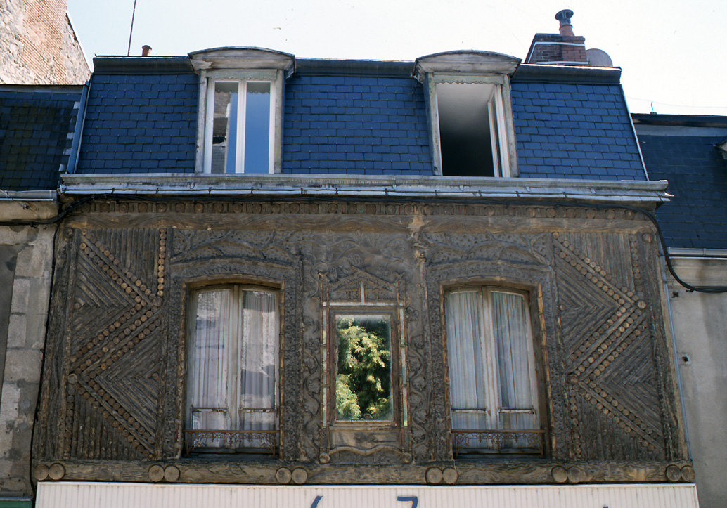 Détail de la façade rustique en rocaille.