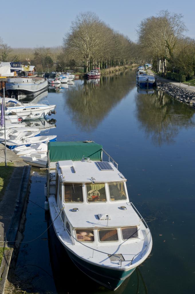 Halte nautique de la gare d'eau des Sables à Fourques-sur-Garonne.