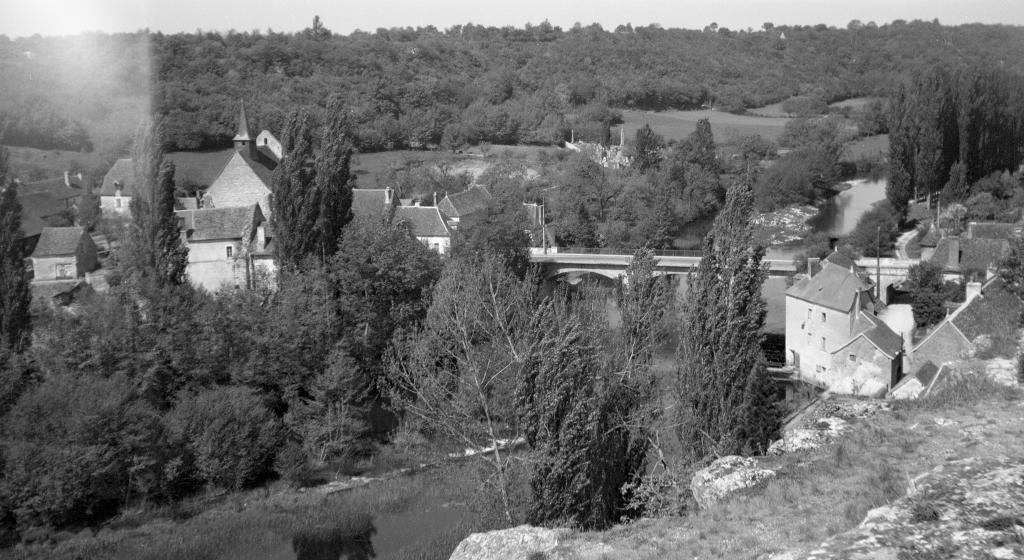 Ancienne abbaye Sainte-Croix, ville basse, pont et moulin, en 1973.