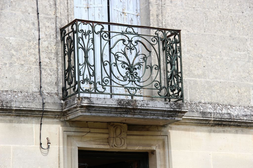 Façade sud : détail du balcon.