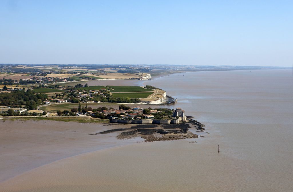 L'estuaire de la Gironde, rive droite, au niveau de Talmont.