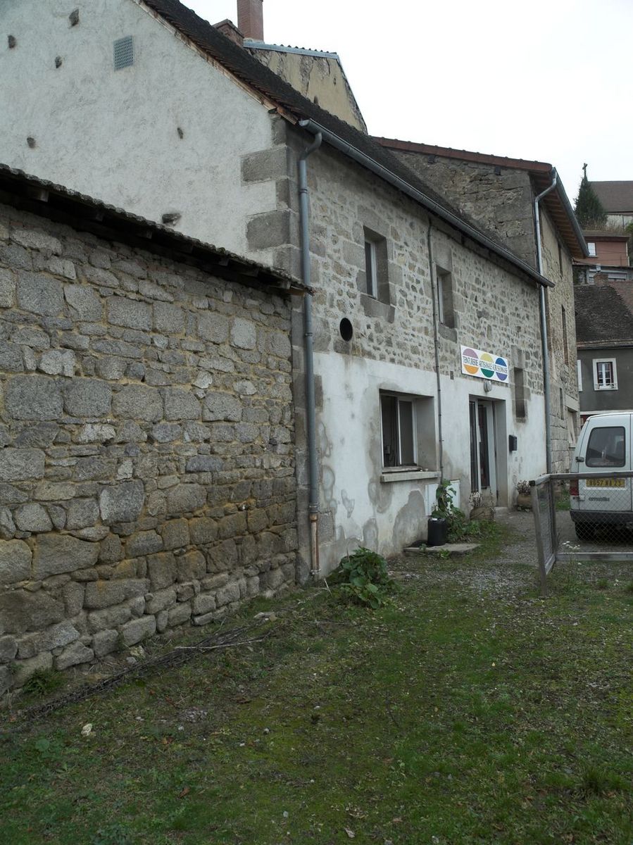 Vue d'ensemble de l'élévation est de la teinturerie. 