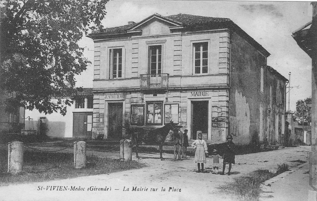 Carte postale (collection particulière) : ancienne mairie (détruite), début 20e siècle.