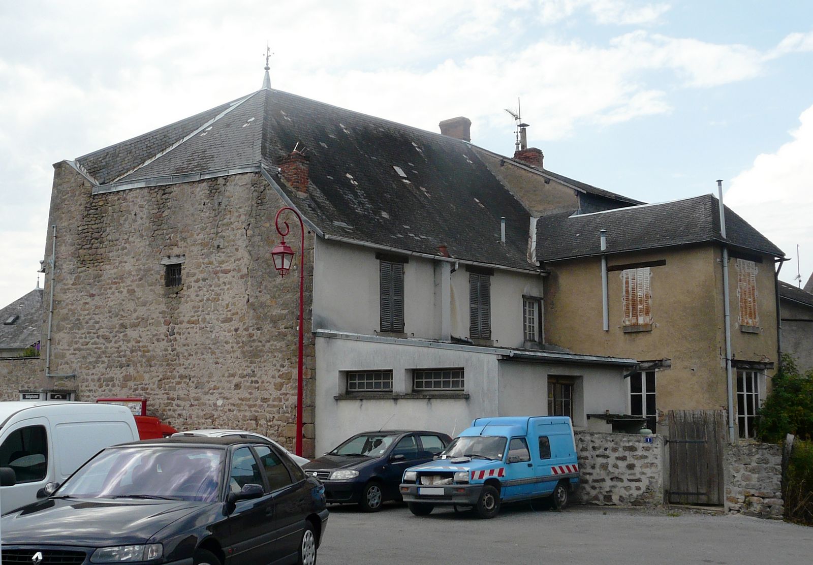 Pignon sud et façade est de l'ancien hôtel, avec les deux annexes accolées à la façade est.