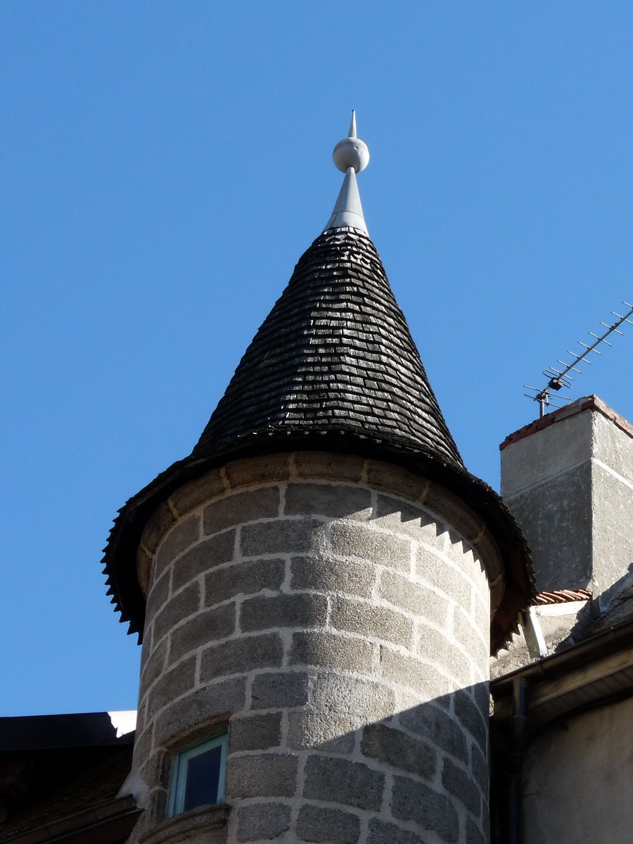 Détail de la toiture de la tourelle en surplomb. 