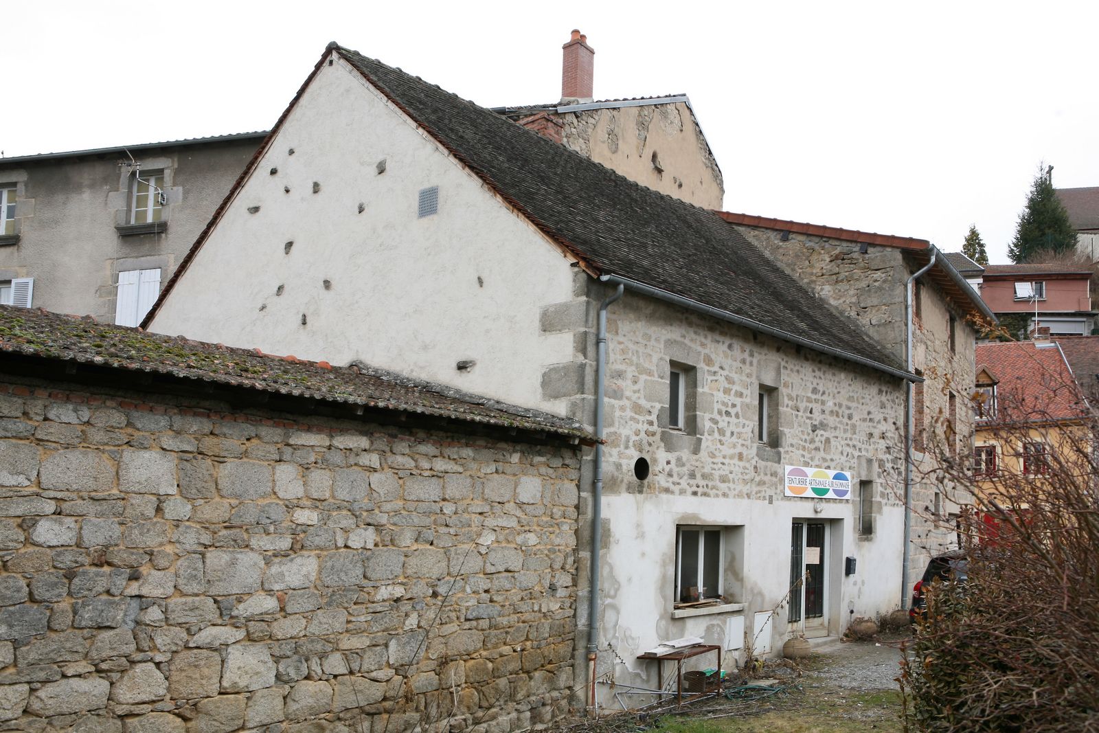 Vue d'ensemble de l'élévation est de la teinturerie. 