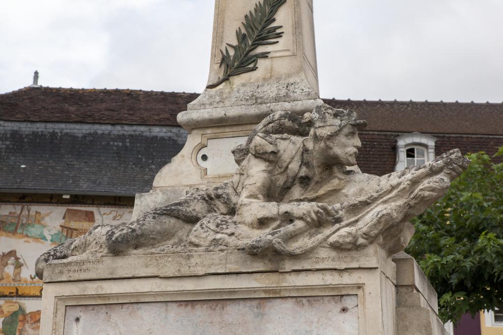 Monument aux morts de 1870-1871 pour le canton de Saint-Savin, détail du soldat.