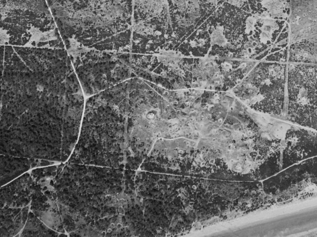 Le blockhaus Riesel, au centre, entouré par les cratères des bombardements de 1945, vue aérienne en 1950.