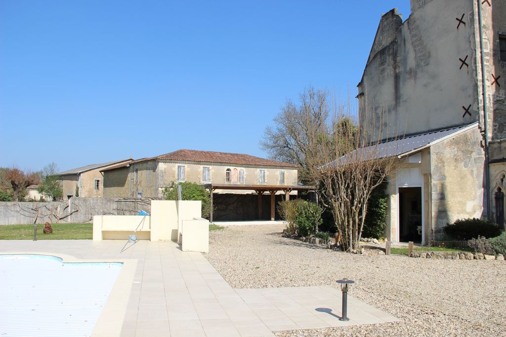 Appentis adossé à l'élévation ouest de la chapelle.