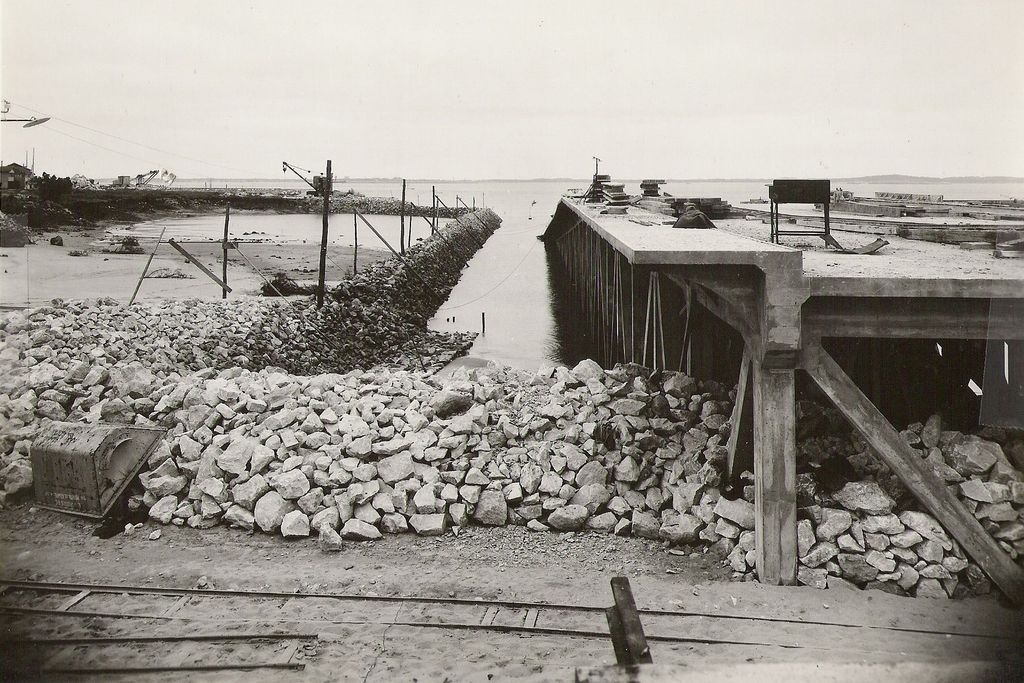 Photographie : cale du bac en cours de construction (collection particulière).