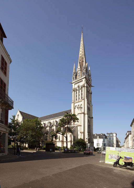 Vue de l'église depuis la rue Henri-IV.