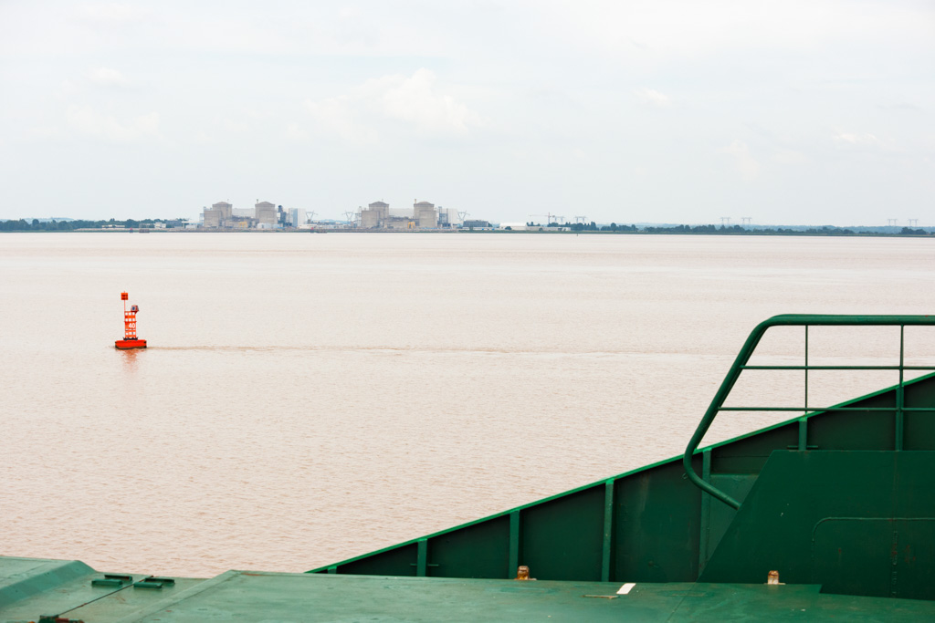 Vue depuis le pont d'un bateau-céréalier remontant l'estuaire.