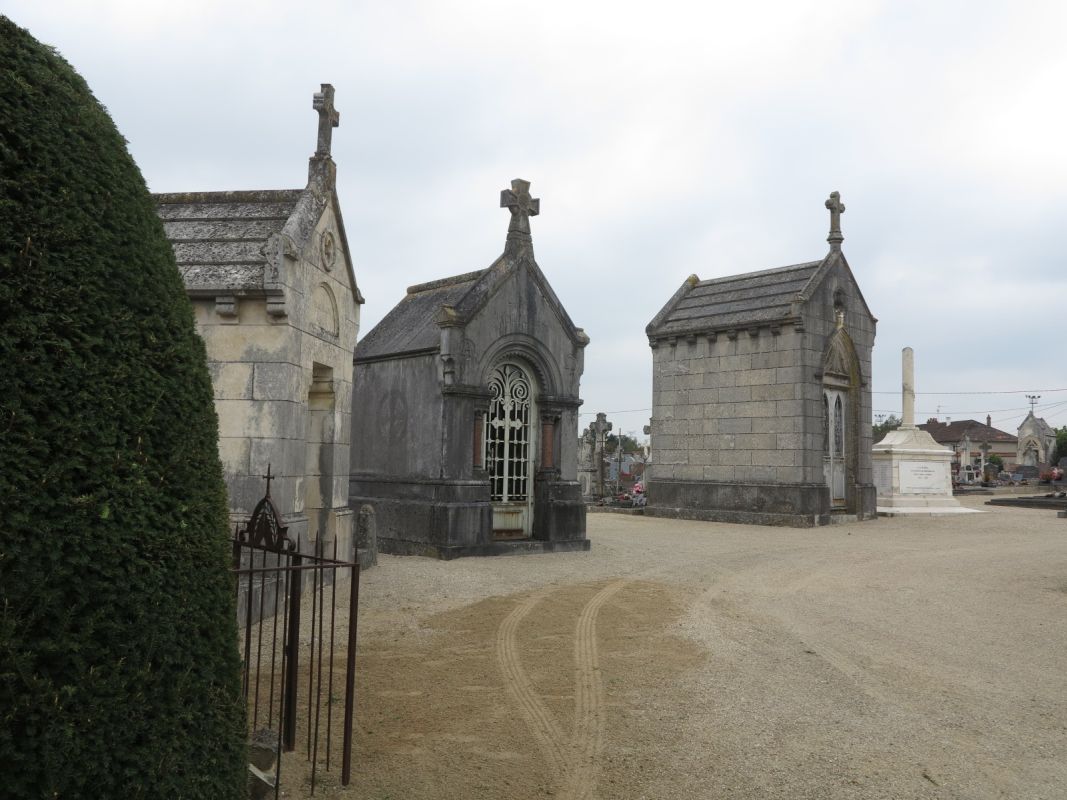 Le monument aux morts près des chapelles funéraires autour de la croix de cimetière.