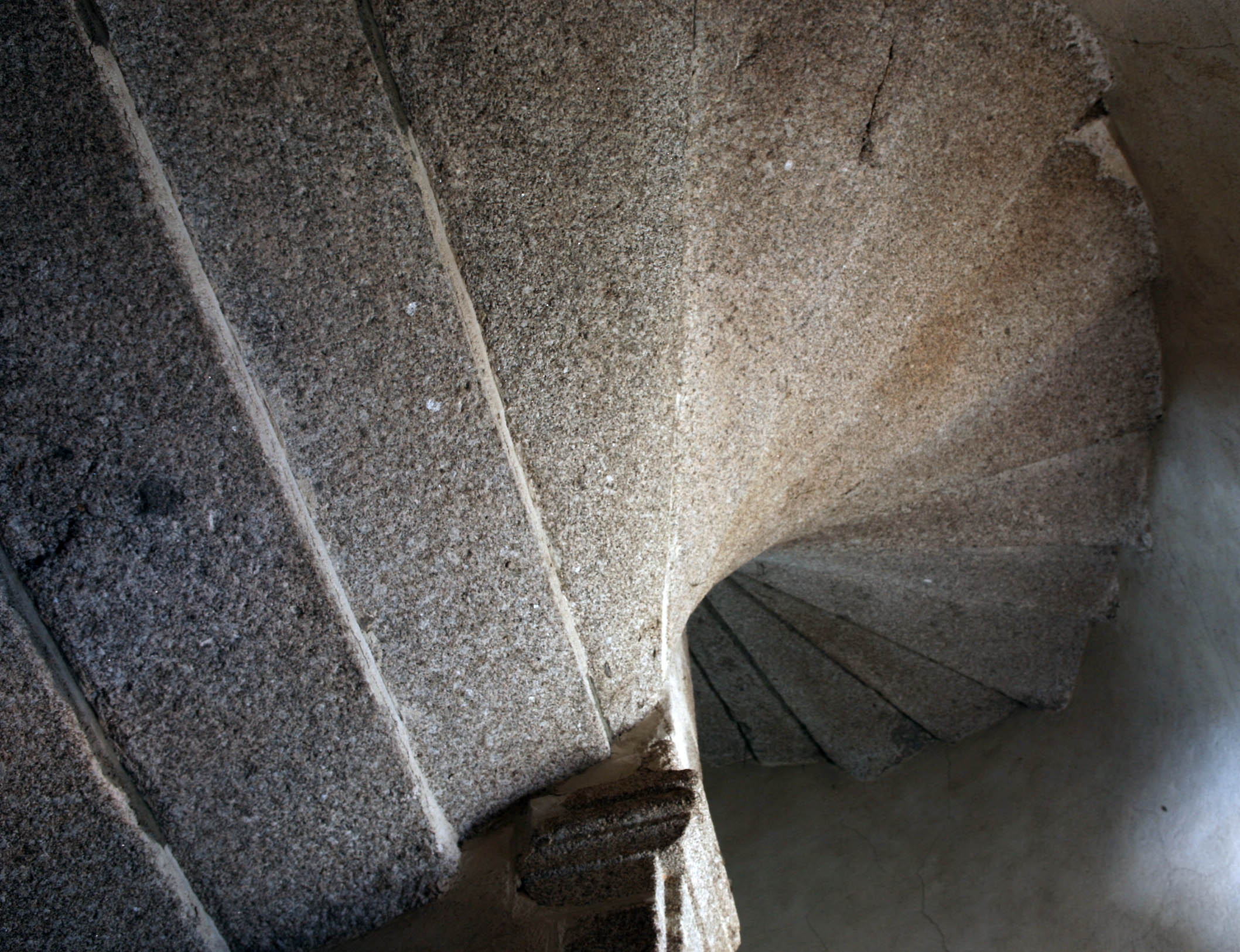 Intérieur de la tour hors-œuvre. Détail des marches gironnées. 