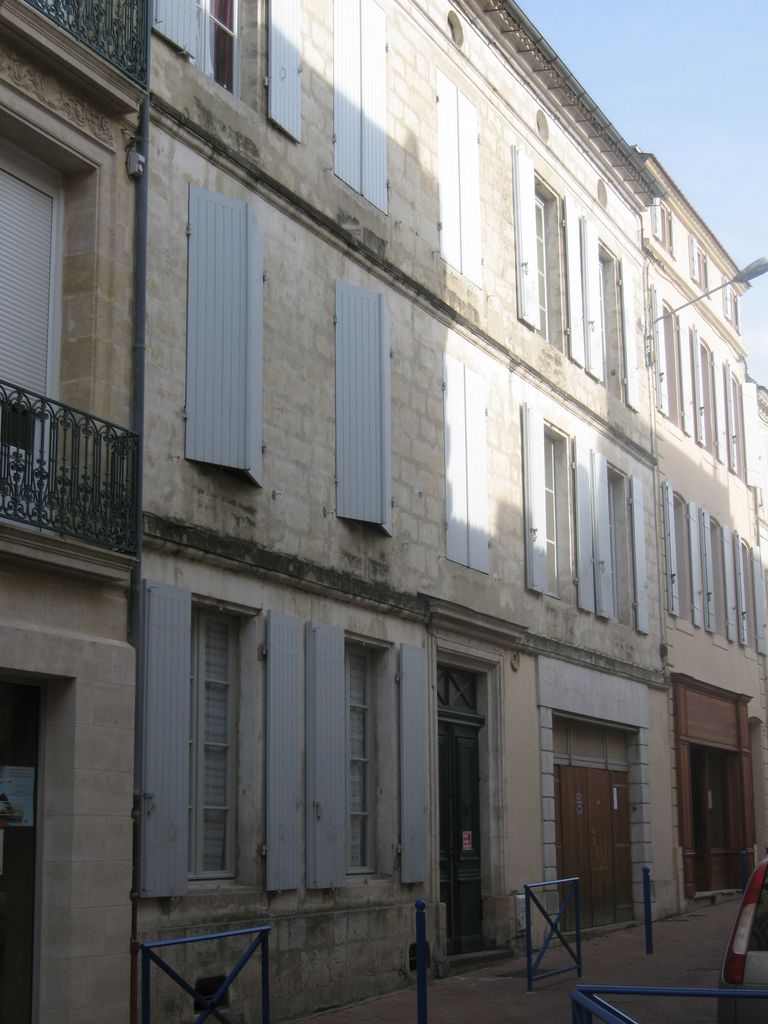 Façade ouest, sur la rue, depuis le nord.