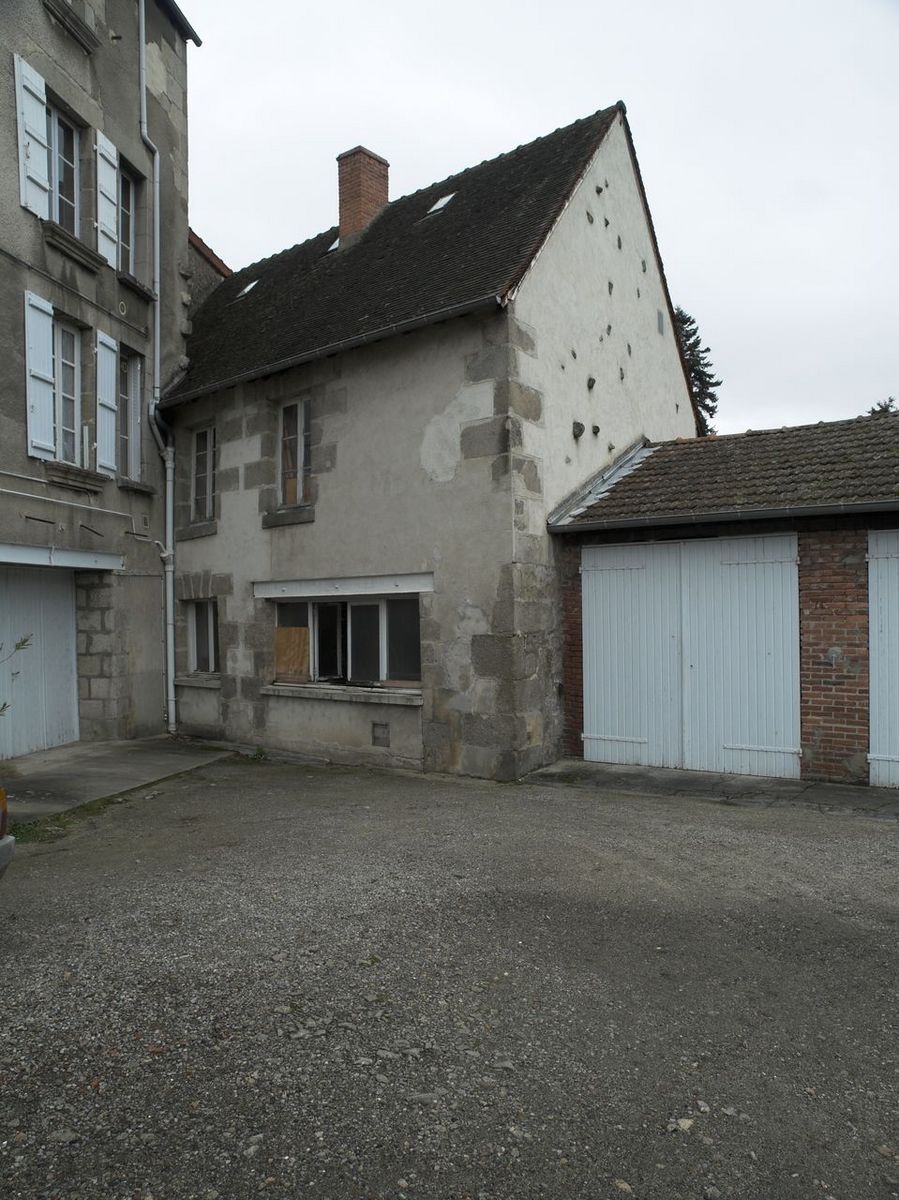 Vue d'ensemble de l'élévation ouest de la teinturerie. 