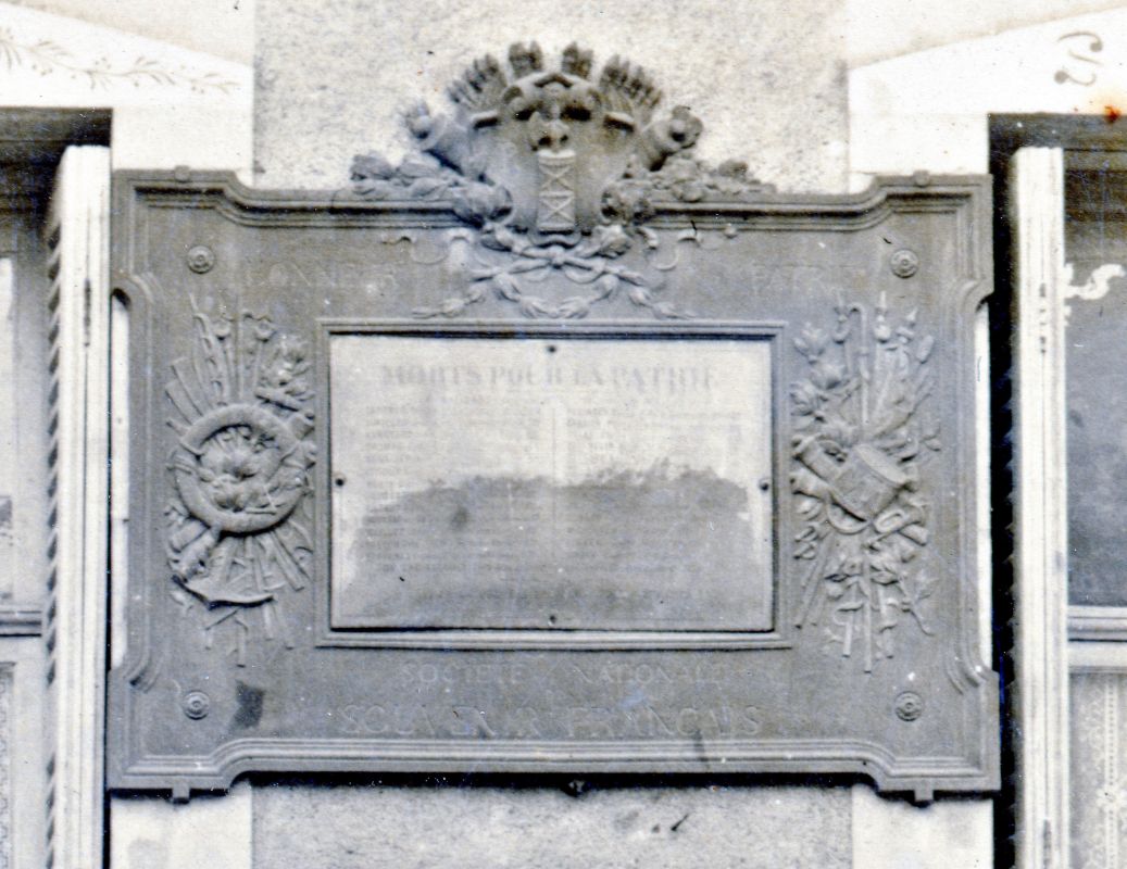 Plaque commémorant les morts de 1870-1871, apposée sur l'hôtel de ville de Montmorillon (vue vers 1930).