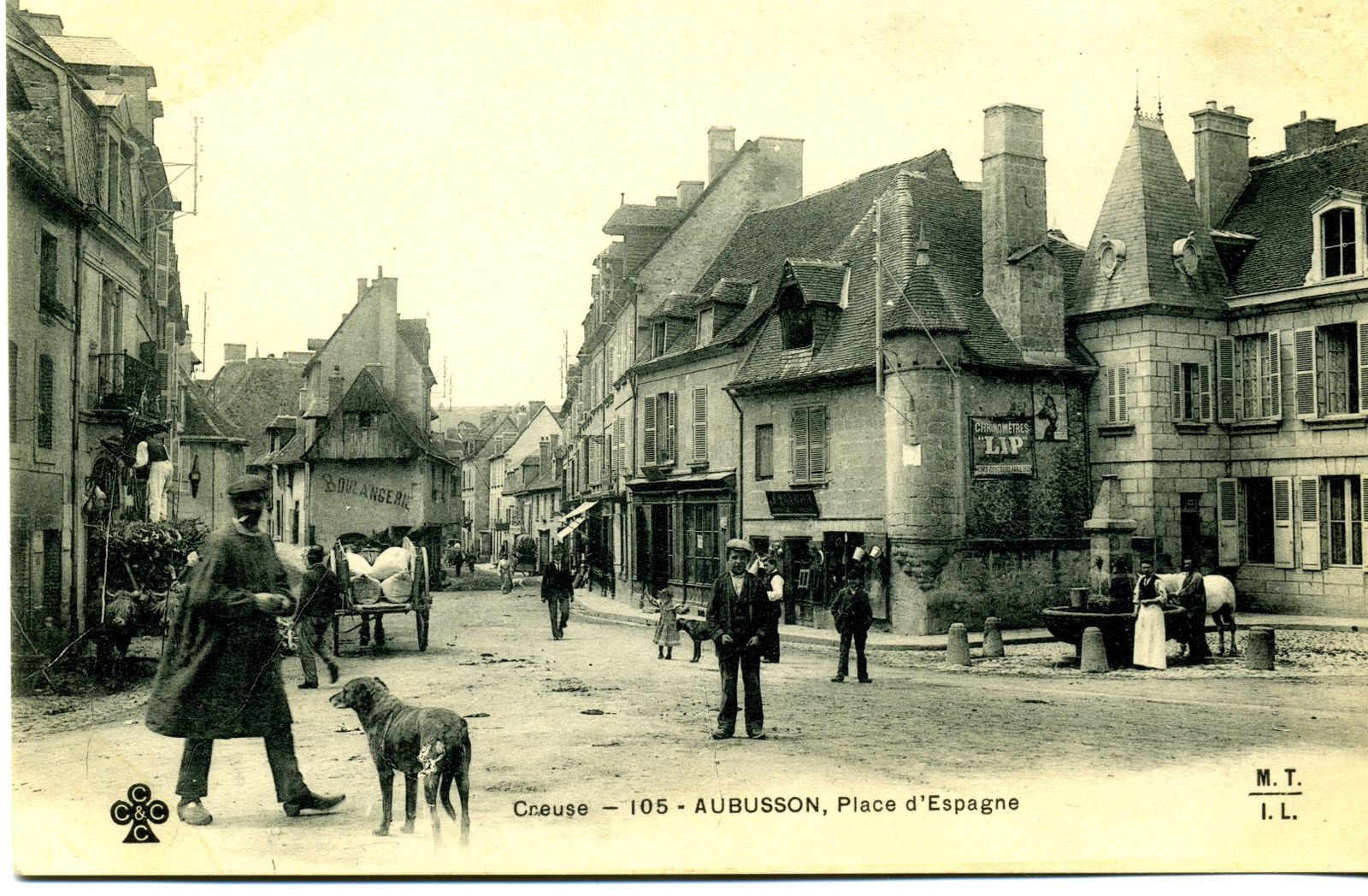 Carte postale du 1er quart du 20e siècle, montrant la maison, déjà occupée par une boulangerie et avec le crépi masquant son ossature en pan de bois (AC Aubusson)