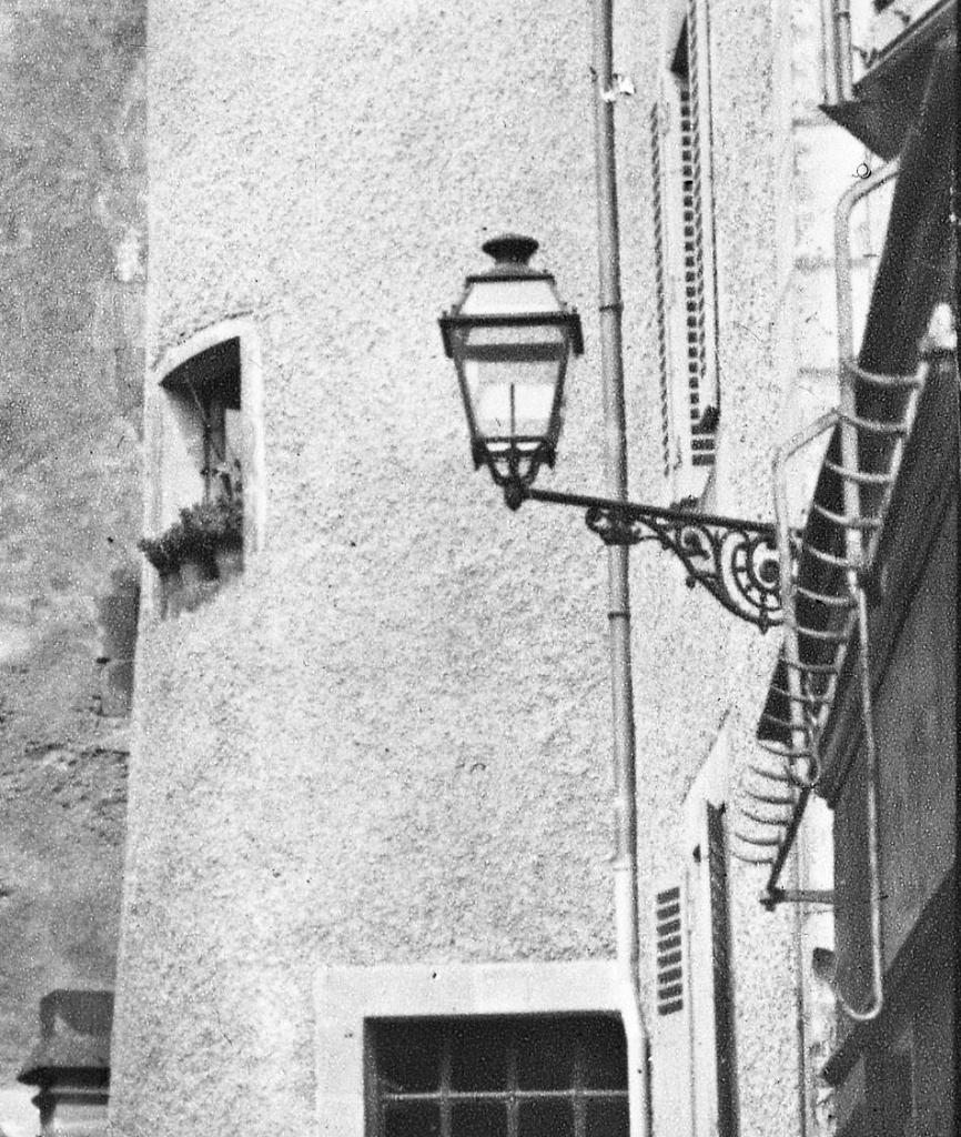 Détail du bec de gaz du bas de la rue Montebello. Photographie ancienne.