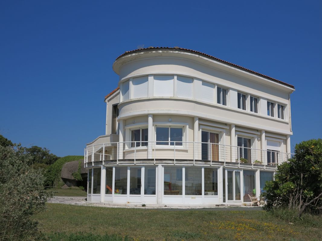 Au fond à gauche, ancienne casematte derrière une villa construite vers 1950.