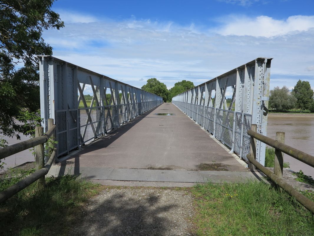 L'entrée du pont sur la rive gauche.