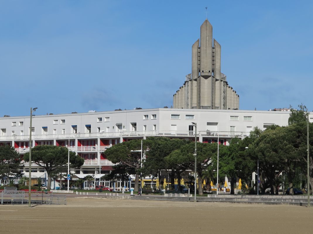 Le Front de Mer et, en arrière-plan, l'église Notre-Dame.