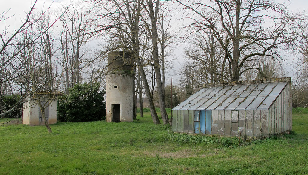 Maison de maître, ancien château de Miquels. Serre et château d'eau.