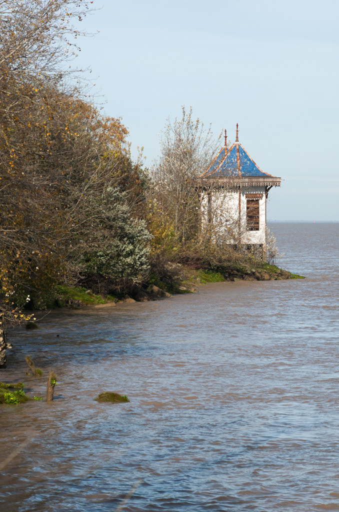 Vue depuis la rive au sud.