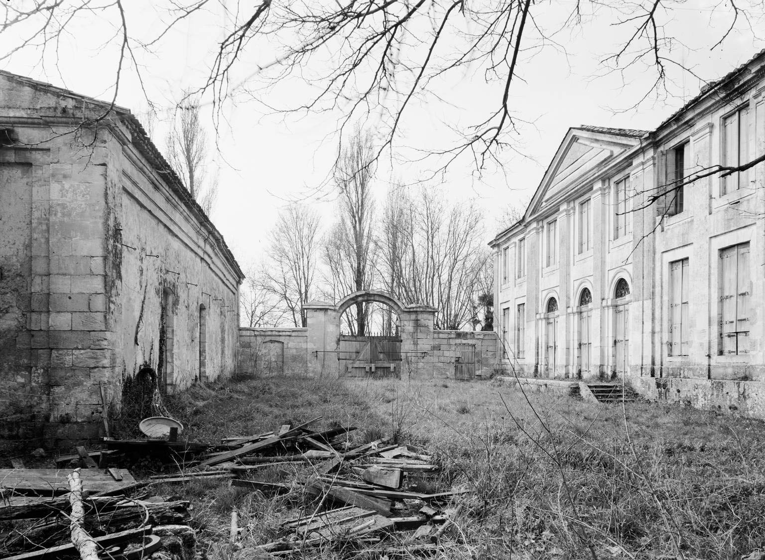 Portail, cour, élévation du logis, élévation des dépendances.