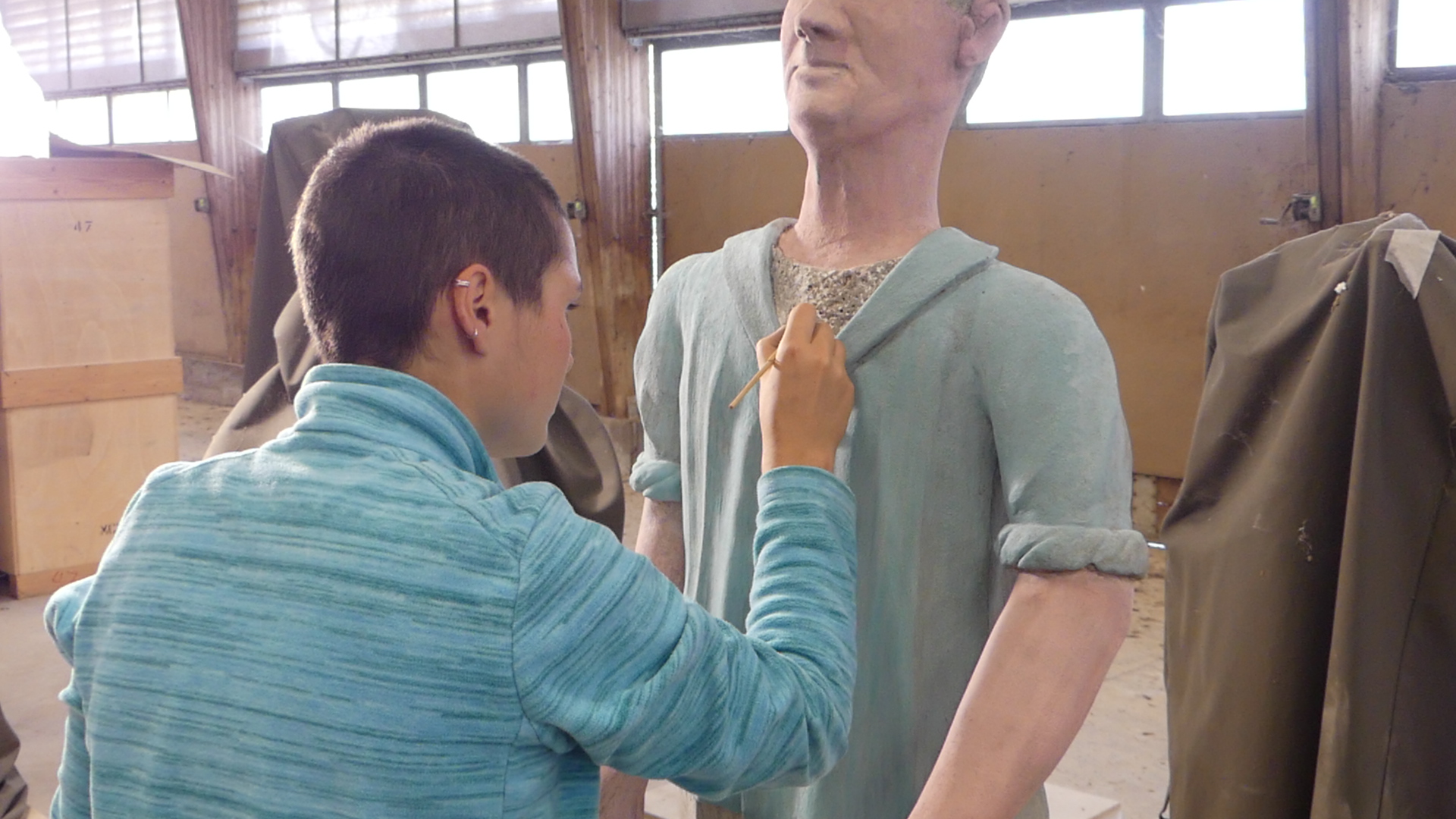 Réintégration de la polychromie sur la statue de l’homme au béret.