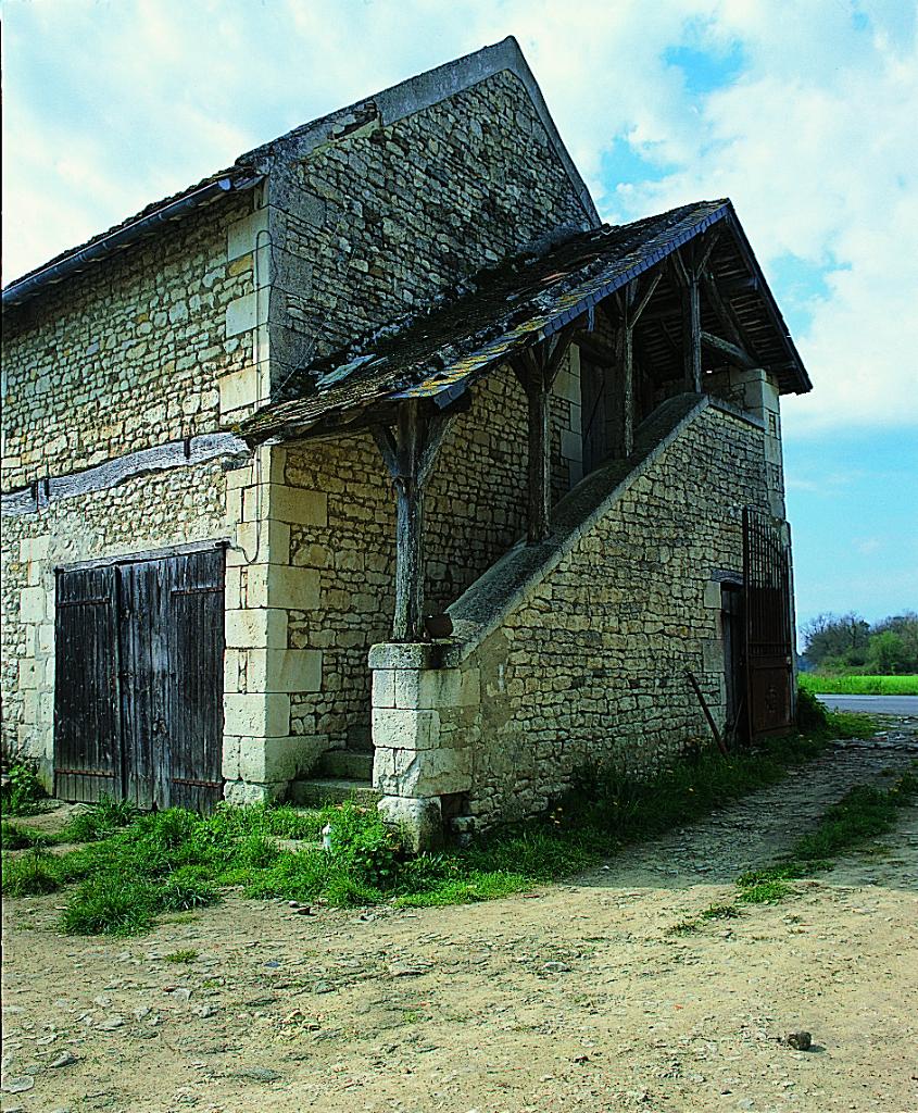 Grange à l'ouest de la cour, escalier extérieur.