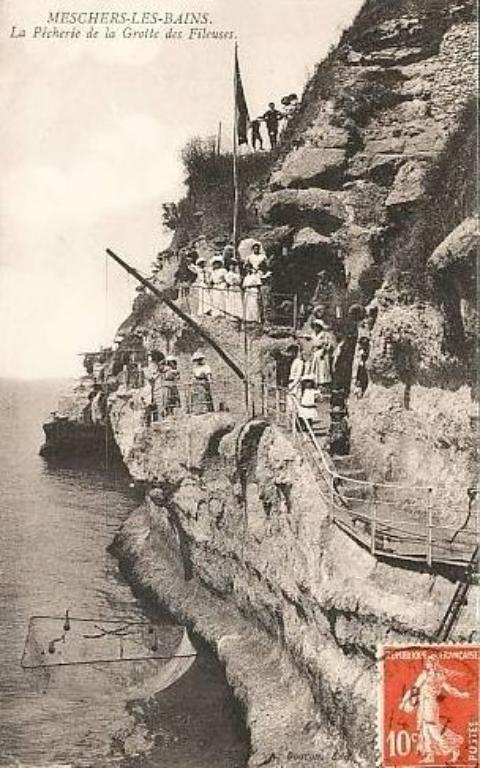 Carrelet devant les grottes, carte postale vers 1900-1910.