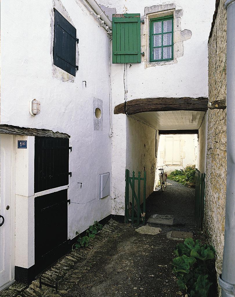 Élévation extérieure avec passage couvert.