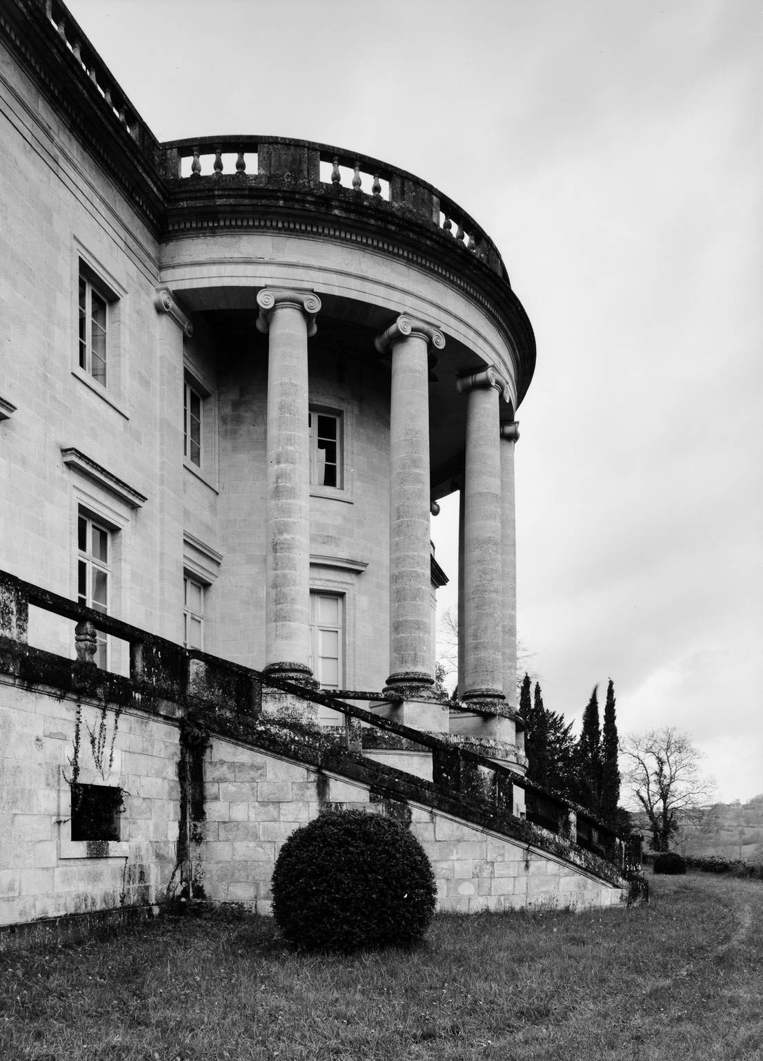 Façade postérieure du logis : porche en péristyle.