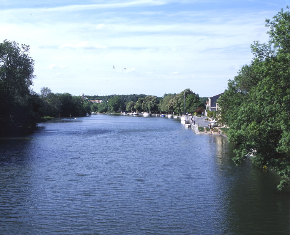 La cale du bac et le port de Taillebourg.