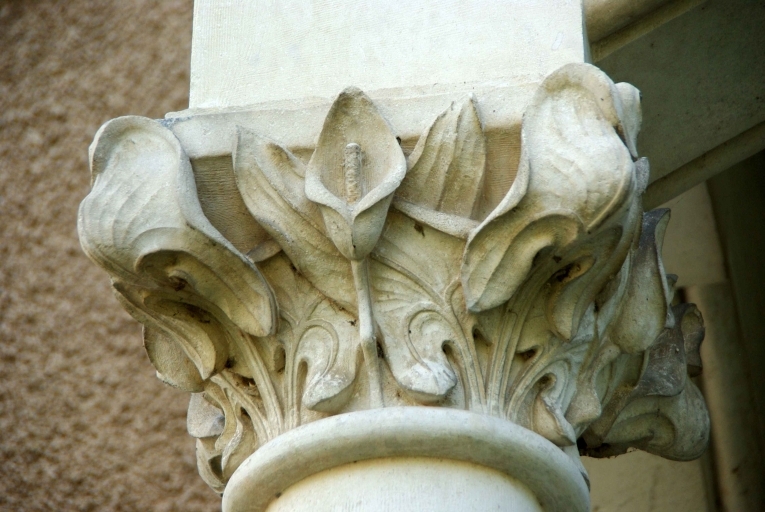 Détail d'un arum sculpté sur un chapiteau du porche.