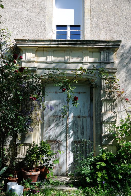 Corps de logis, façade sud : détail de la porte.