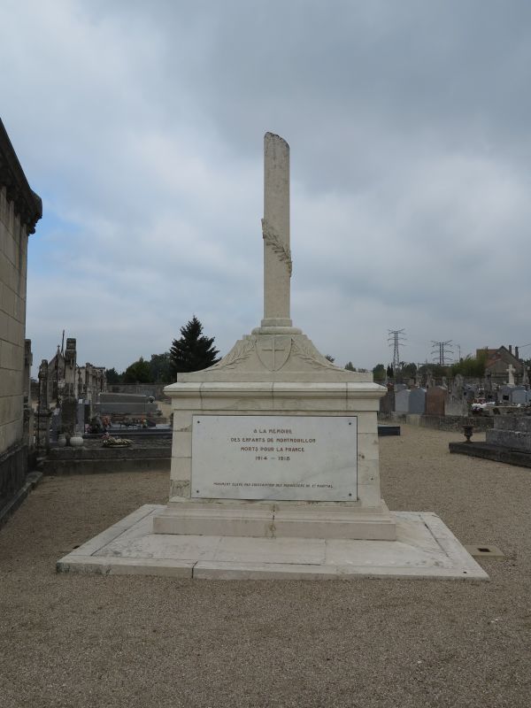 Le monument aux morts du cimetière Saint-Martial à Montmorillon.