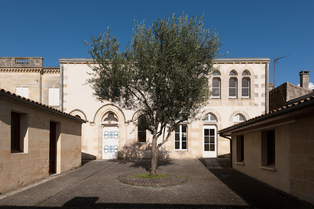 Cour antérieure et façade sud de la chapelle.