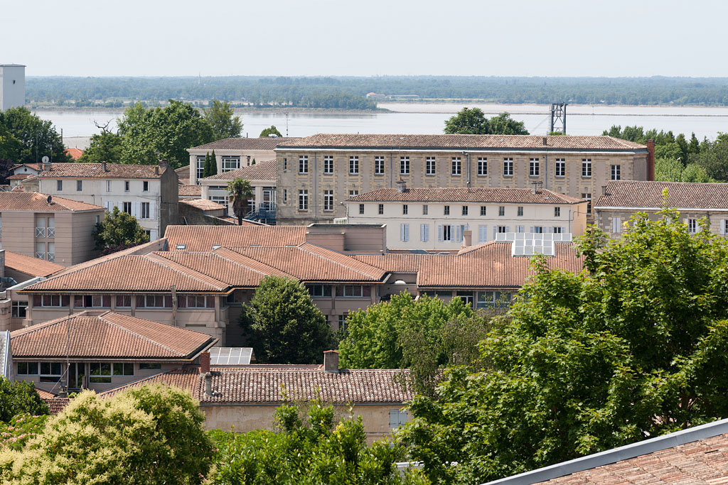 Vue générale depuis le groupe scolaire André-Vallaeys vers le lycée au sud-ouest.