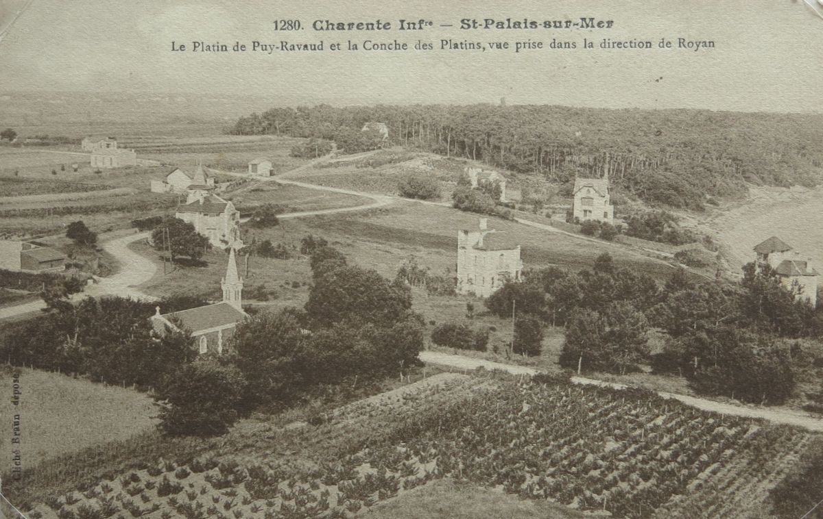 Carte postale après 1908 : une maison en rez-de-chaussée apparaît à gauche.