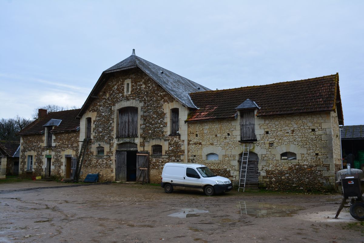 Ancien logement (à gauche), grange (au centre) et étable de la ferme du Bout du Monde à Chenevelles.