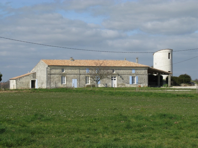 La propriété vue depuis le sud.