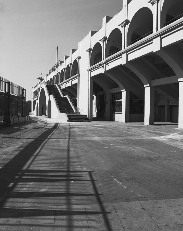 Stade, escaliers d'accès à la tribune de face.